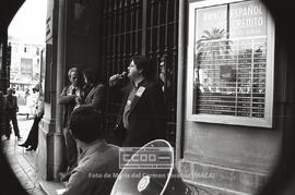 Asamblea de trabajadores en la puerta de una entidad bancaria durante la huelga general del sector – 10
