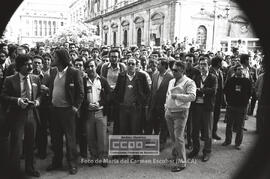 Asamblea de trabajadores en la puerta de una entidad bancaria durante la huelga general del sector – 15