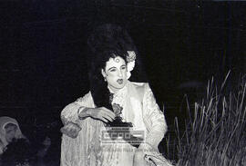Desembarco a orillas del Guadalquivir del pintor Ocaña, pregonero del carnaval de la Alameda de 1979 – 03