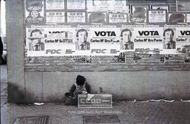 Niña indigente ante carteles pidiendo el voto en las elecciones constituyentes del 15 de junio de 1977 – 01