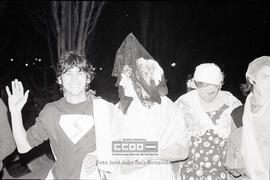 Desembarco a orillas del Guadalquivir del pintor Ocaña, pregonero del carnaval de la Alameda de 1979 – 16