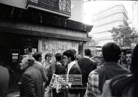 Militantes de la Unión de Juventudes Comunistas de España repartiendo folletos pidiendo la mayoria de edad a los 18 años – 03