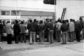 Concentración de los trabajadores en la fábrica Construcciones Metálicas Fernández Palacios – 25