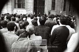 Asamblea de trabajadores en la puerta de una entidad bancaria durante la huelga general del sector – 08