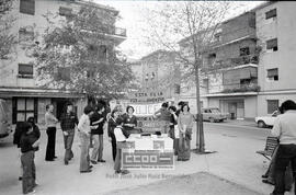 Militantes de la Unión de Juventudes Comunistas de España repartiendo folletos pidiendo la mayoria de edad a los 18 años – 05