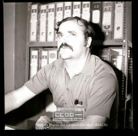 Carmelo Acuña en una mesa de trabajo en la sede de CCOO de Sevilla  –  01