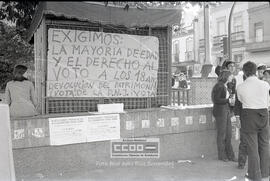 Carteles y jóvenes exigiendo la mayoría de edad y derecho al voto a los 18 años y anunciando elecciones paralelas del 13 de junio – 02
