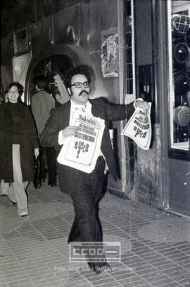 Venta del periódico Mundo Obrero por las calles de Sevilla – 09