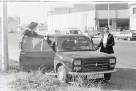 Coches en el exterior de una fábrica – 02