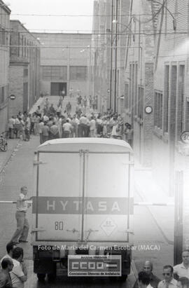 Concentración de trabajadores de Hytasa en la puerta de la fábrica