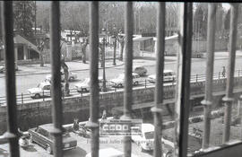 Coches de policía en el recinto universitario