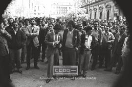 Asamblea de trabajadores en la puerta de una entidad bancaria durante la huelga general del sector – 16