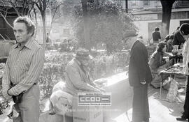 Hombre mayor en un banco en la plaza del Duque – 02