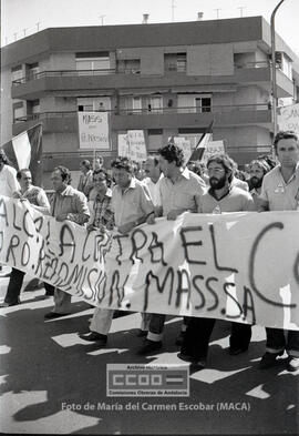 Manifestación en Sevilla de trabajadores en huelga de la empresa MASS (Alcalá) – 01