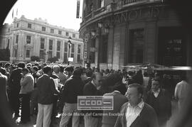 Asamblea de trabajadores en la puerta de una entidad bancaria durante la huelga general del sector – 21