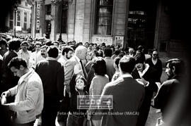 Asamblea de trabajadores en la puerta de una entidad bancaria durante la huelga general del sector – 24