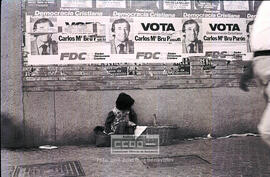 Niña indigente ante carteles pidiendo el voto en las elecciones constituyentes del 15 de junio de 1977 – 03