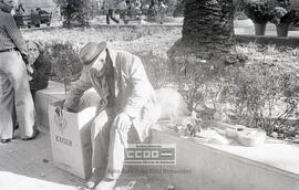 Hombre mayor en un banco en la plaza del Duque – 01