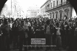 Asamblea de trabajadores en la puerta de una entidad bancaria durante la huelga general del sector – 14