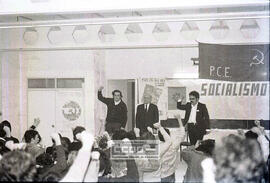 El dirigente comunista Manuel Delicado entregando carnés del PCE a universitarios – 06