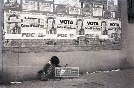 Niña indigente ante carteles pidiendo el voto en las elecciones constituyentes del 15 de junio de 1977 – 02