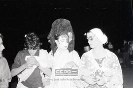 Desembarco a orillas del Guadalquivir del pintor Ocaña, pregonero del carnaval de la Alameda de 1979 – 08