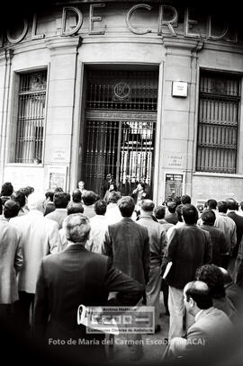 Asamblea de trabajadores en la puerta de una entidad bancaria durante la huelga general del sector – 06
