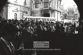 Asamblea de trabajadores en la puerta de una entidad bancaria durante la huelga general del sector – 12