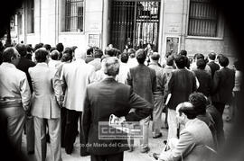 Asamblea de trabajadores en la puerta de una entidad bancaria durante la huelga general del sector – 07