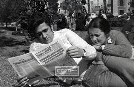 Estudiantes leyendo Mundo Obrero en el campus de la Universidad