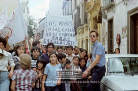 Manifestación de de madres y de escolares pidiendo colegios – 01