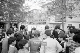 Militantes de la Unión de Juventudes Comunistas de España repartiendo folletos pidiendo la mayoria de edad a los 18 años – 06