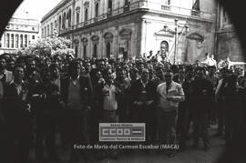 Asamblea de trabajadores en la puerta de una entidad bancaria durante la huelga general del sector – 13