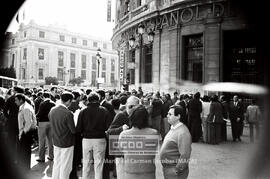 Asamblea de trabajadores en la puerta de una entidad bancaria durante la huelga general del sector – 22