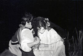 Desembarco a orillas del Guadalquivir del pintor Ocaña, pregonero del carnaval de la Alameda de 1979 – 05