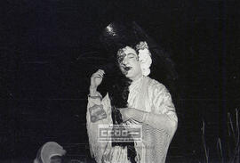 Desembarco a orillas del Guadalquivir del pintor Ocaña, pregonero del carnaval de la Alameda de 1979 – 04