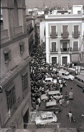 Concentración de trabajadores metalúrgicos en calle Morería sede del Sindicato Provincial del Metal (3) – 01