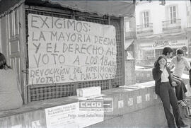 Carteles y jóvenes exigiendo la mayoría de edad y derecho al voto a los 18 años y anunciando elecciones paralelas del 13 de junio – 01