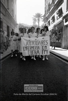 Marcha de las auxiliares de clínica reivindicando su equiparación a FP1