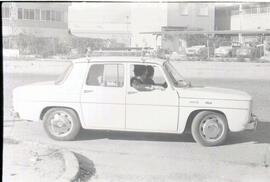 Coches en el exterior de una fábrica – 01