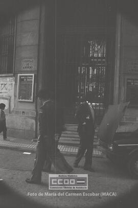 Asamblea de trabajadores en la puerta de una entidad bancaria durante la huelga general del sector – 20
