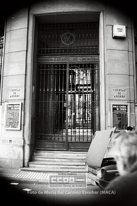 Asamblea de trabajadores en la puerta de una entidad bancaria durante la huelga general del sector – 19
