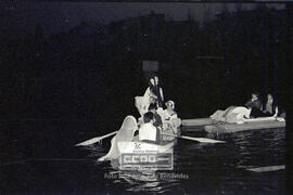 Desembarco a orillas del Guadalquivir del pintor Ocaña, pregonero del carnaval de la Alameda de 1979 – 09