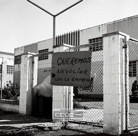 Concentración trabajadores de Galerías Preciados ante sus almacenes de la carretera Amarilla (Sevilla)  –  01