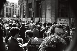 Asamblea de trabajadores en la puerta de una entidad bancaria durante la huelga general del sector – 25