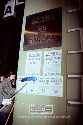 Pegada de carteles llamando a la huelga en el sector bancario – 03