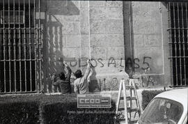 Estudiantes haciendo una pintada en la Universidad de Sevilla – 02