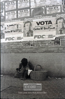 Niña indigente ante carteles pidiendo el voto en las elecciones constituyentes del 15 de junio de 1977 – 05