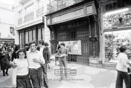 Militantes de la Unión de Juventudes Comunistas de España repartiendo folletos pidiendo la mayoria de edad a los 18 años – 01