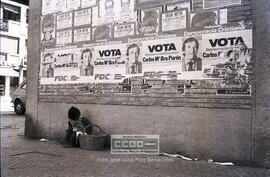Niña indigente ante carteles pidiendo el voto en las elecciones constituyentes del 15 de junio de 1977 – 04